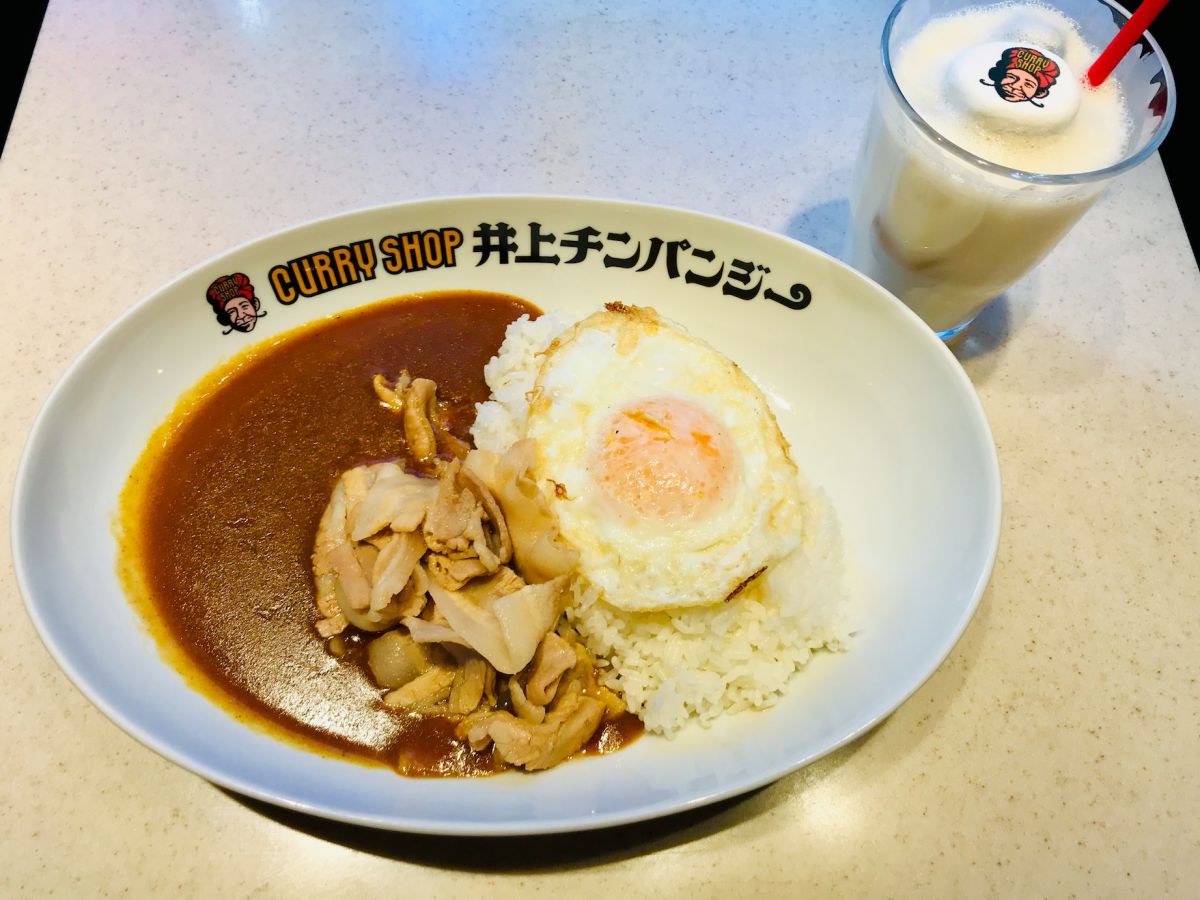 イノチンセット 1200円 生姜焼きカレー(目玉焼きor生卵)+ドリンクのセットメニュー※ドリンクは井上ウッキー(バナナラッシー)、井上バナナ(バナナジュース)、マンゴーラッシーからセレクト可能