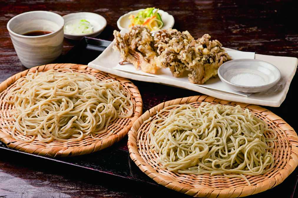 産地ごとの味や香りの違いが楽しめる10割産地別二種盛り1300円(平日限定)