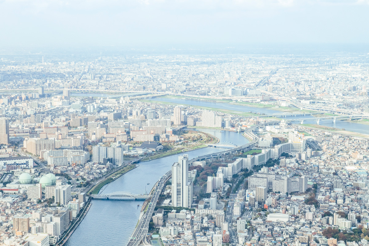 東京スカイツリー®からみた隅田川と荒川。展望台からは網の目のように広がる何本もの川を見ることができる