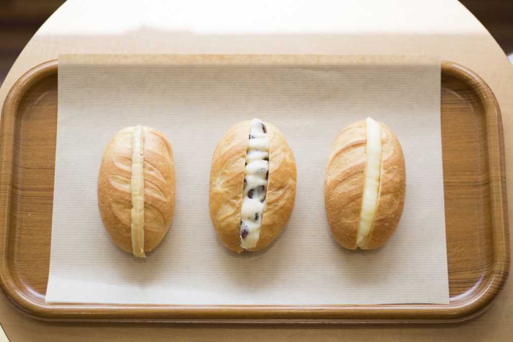 (左から)ミルキーフランス・ピーナッツ 160円、ミルキーフランス・ラムレーズン 180円、ミルキーフランス・ミルク 160円