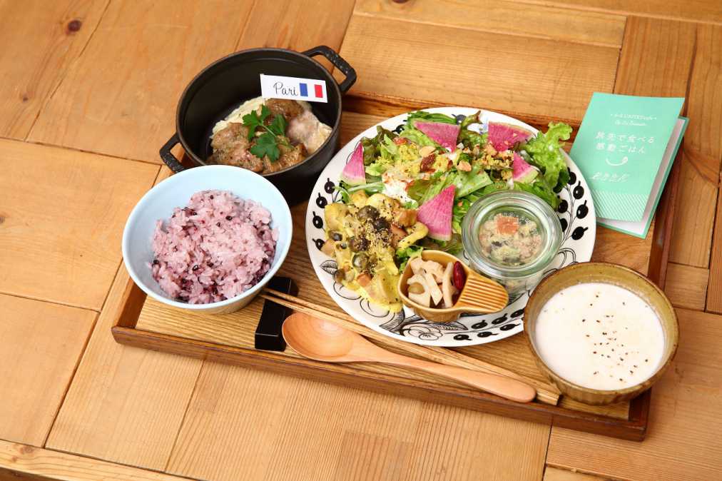 「鶏肉のコンフィとハーブのアリゴー」プレート 1512円