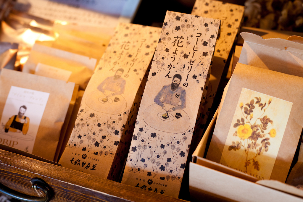 お持ち帰り1本(240g) 1330円(税別)は、店内で買えるほか「甘春堂」でも販売中