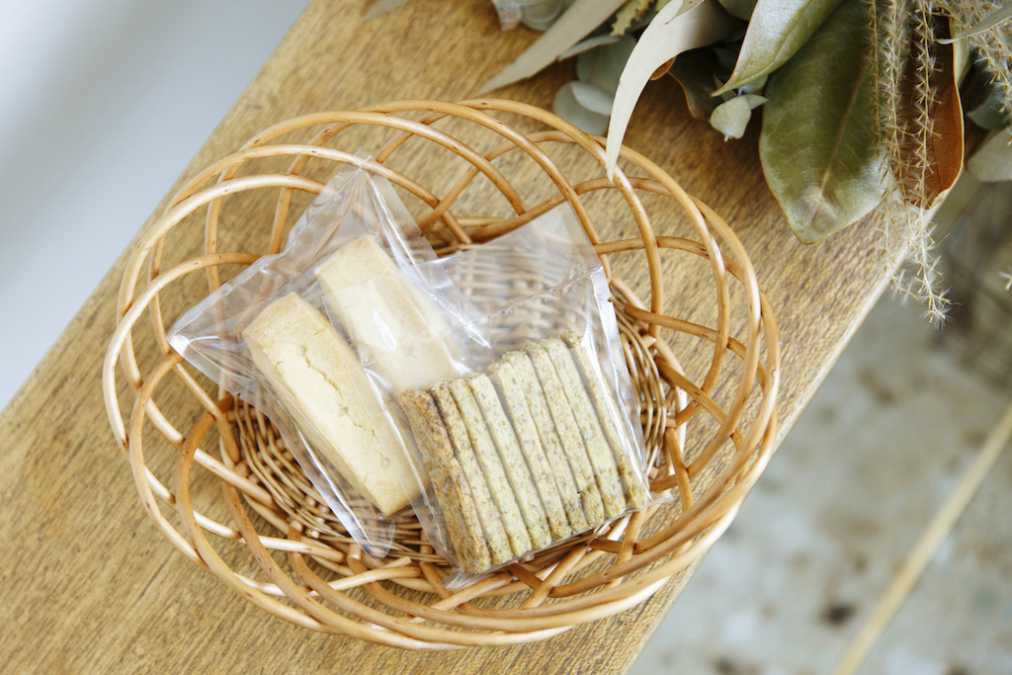 おじゃこクッキー(左)250円 有機小麦のショートブレッド(右)260円