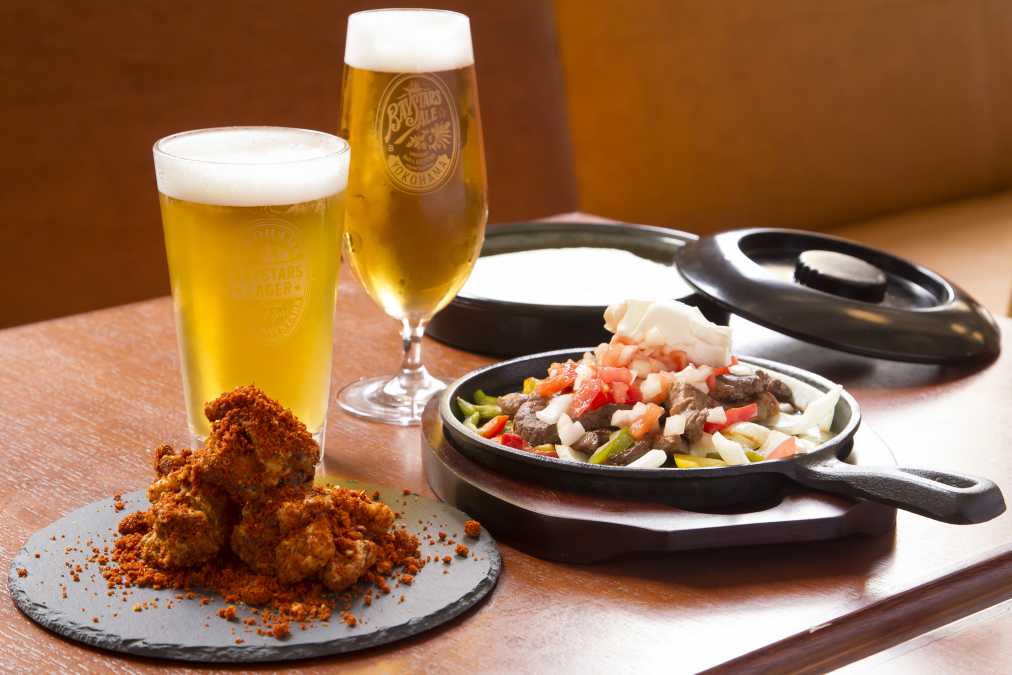 スパイシーフライドチキン800円、ファヒータ(ビーフ・Mサイズ)2280円、BAYSTARS LAGER、BAYSTARS ALE 480ml各800円