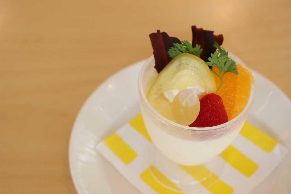 レアチーズ マイヤーレモンソース添え 420円
