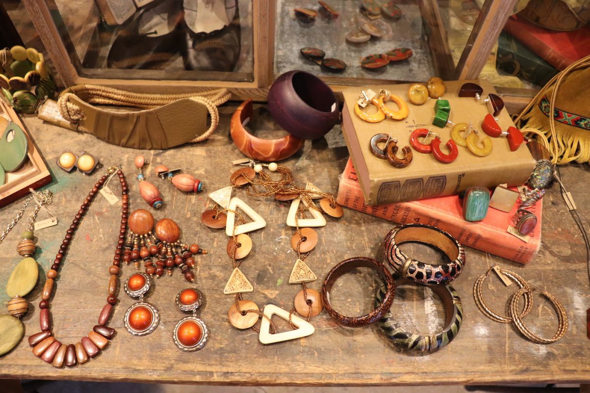 冬のシンプルコーデを格上げ 下北沢の古着屋で見つけた個性派イヤーアクセ るるぶ More 冬のシンプルコーデを格上げ 下北沢の古着屋で見つけた個性派イヤーアクセ るるぶ More