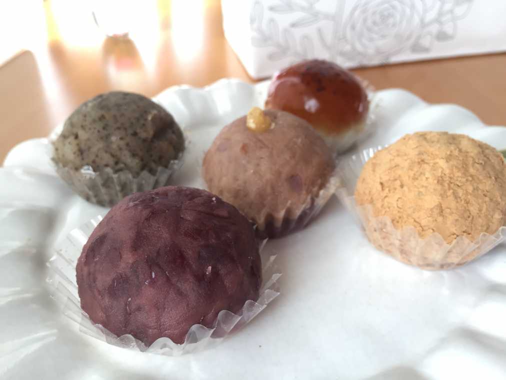 大納言雑穀もち(手前左)130円、深煎りきなこ雑穀もち(手前右)130円など